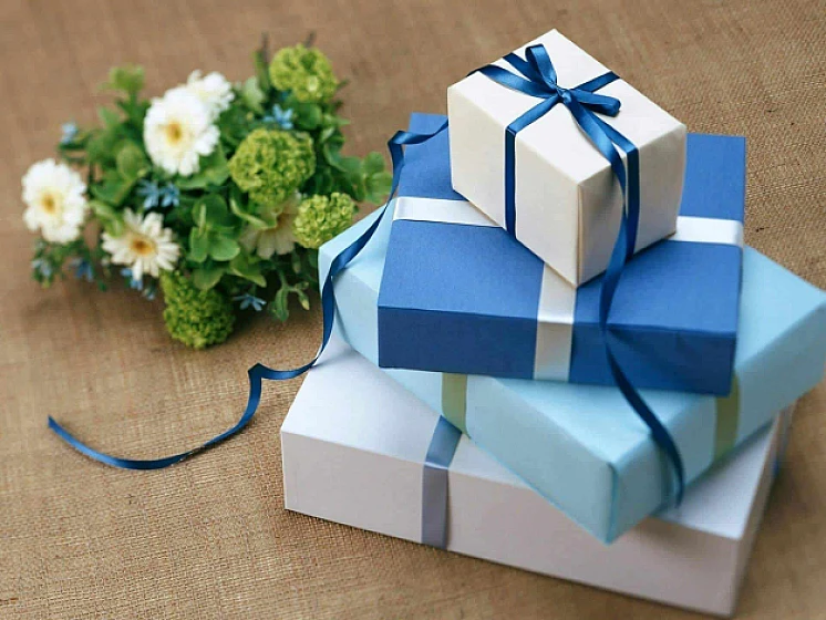 Can I Give a Gift or Tip to My Escort?